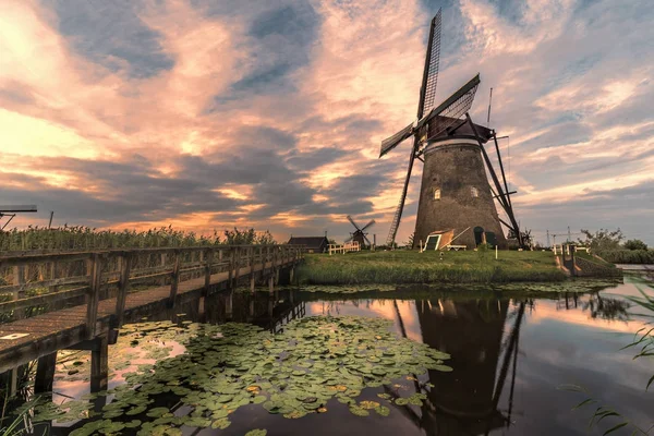 Beleuchtete Windmühlen in der Nacht — Stockfoto