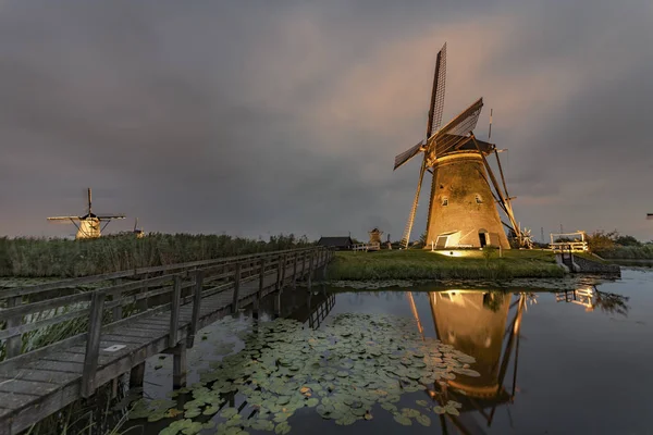 Moulins à vent éclairés la nuit — Photo