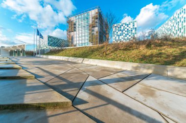 Lahey, 24 Kasım 2017 - Uluslararası Ceza Mahkemesi açık ve mavi bir bulutlu gökyüzü altında bina