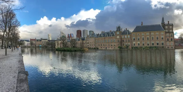 Panorama Del Edificio Del Parlamento Holandés Reflexión Sobre Estanque Bajo — Foto de Stock