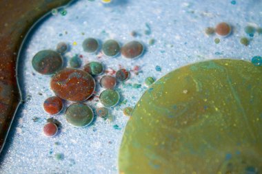 Görünümü, seçici odak üzerine sığ derinlik-in tarla Merkezi'yle kadar renkli baloncuklar su ve yağ kapatın