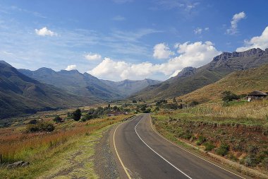 Lesotho bir sokakta dağ kadar