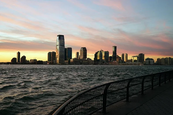 Manhattan yan New Jersey'den Nehri ile