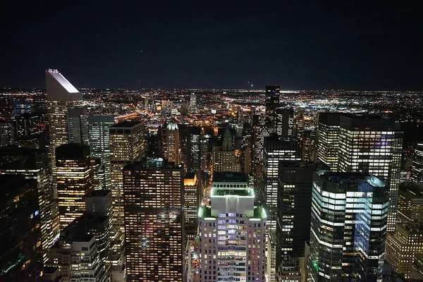 New York door de nacht van de wolkenkrabber — Stockfoto