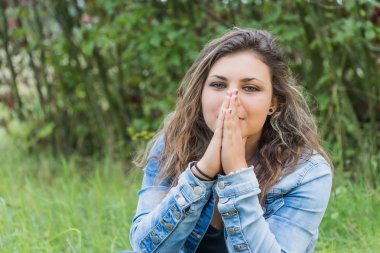 Esmer genç kız açık havada portresi