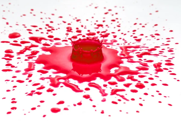 Impacto de la gota de agua de color rojo — Foto de Stock