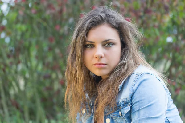 Porträt der langen Haare brünette Teenager-Mädchen — Stockfoto