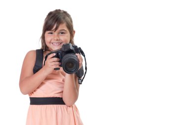 Uzun saçlı kız elinde gülümseyen Slr fotoğraf makinesi