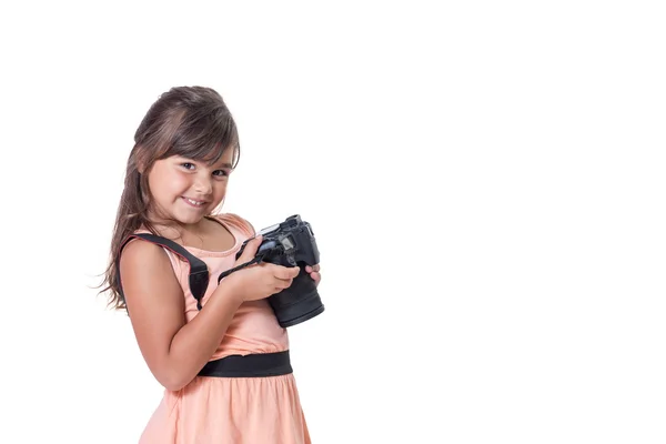 Ligeramente sesgada niña está sosteniendo la cámara SLR — Foto de Stock