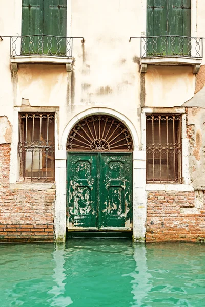 베니스에 오래 된 입구 문 — 스톡 사진