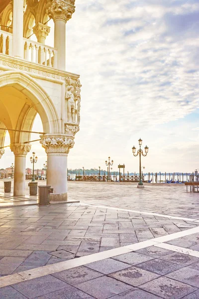 Dogenpalast beleuchtet von der Morgensonne (Venedig) — Stockfoto