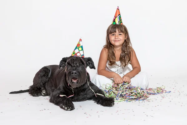 Schattig hondje meisje met liegen zwart op de witte — Stockfoto