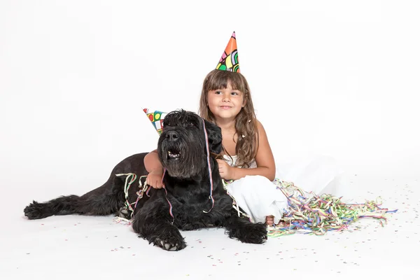 Aranyos kislány felkarolása a fehér fekete kutya — Stock Fotó