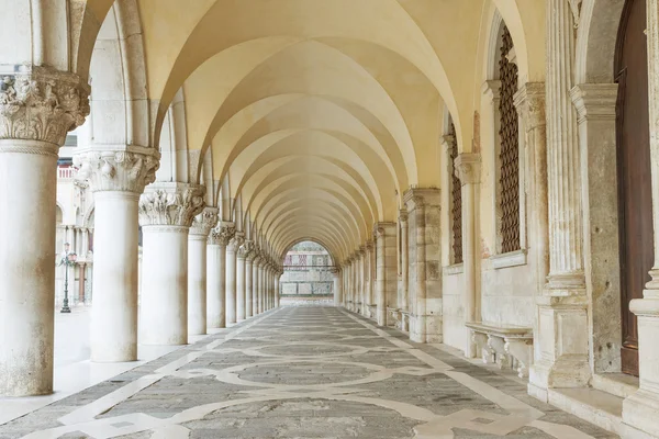 Archway underneath the Doge's Palace. Horizontally. — Stock Photo, Image