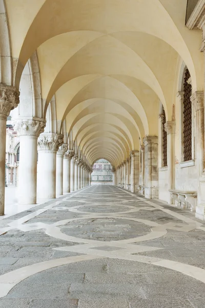 Arqueiro por baixo do Palácio do Doge. Verticalmente . — Fotografia de Stock