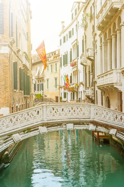 Il tranquillo canale veneziano con un ponte — Foto Stock