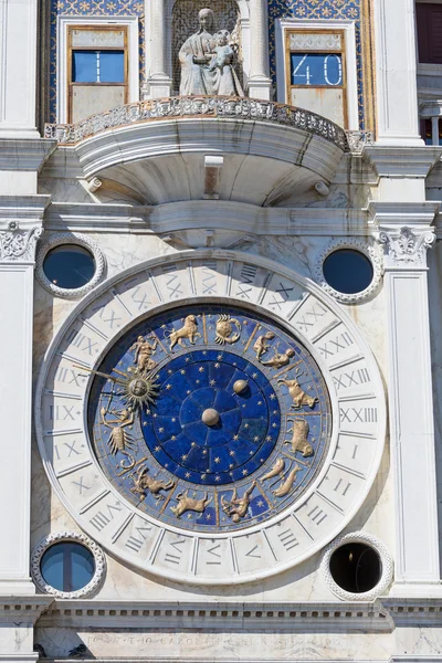 Zblízka pohled na orloj na náměstí San Marco — Stock fotografie