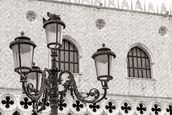 La linterna histórica en la Plaza San Marco — Foto de Stock