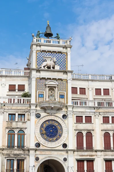 Astronomische uhr am platz von san marco in venedig (italien). — Stockfoto