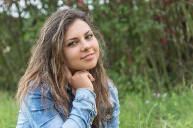 Serin çekici uzun saçlı genç kız portresi 