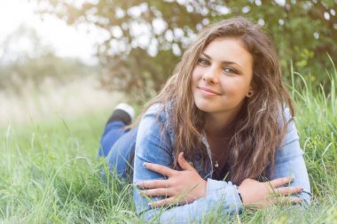 Güzel genç kız çim yalan söylüyor