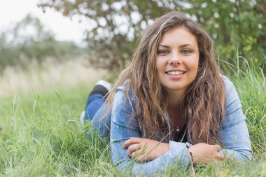 Genç kızın çim yalan Önden Görünüm