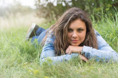 Genç kız açık havada gülümseyen