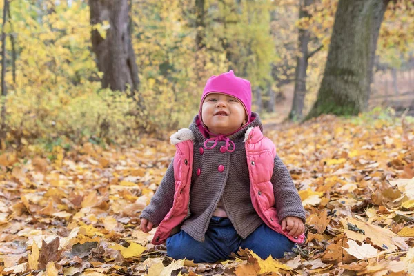Mädchen macht Fratze im Herbstpark — Stockfoto