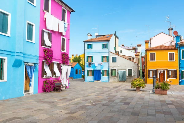 Pintoresca plaza con sus coloridas casas en Burano —  Fotos de Stock