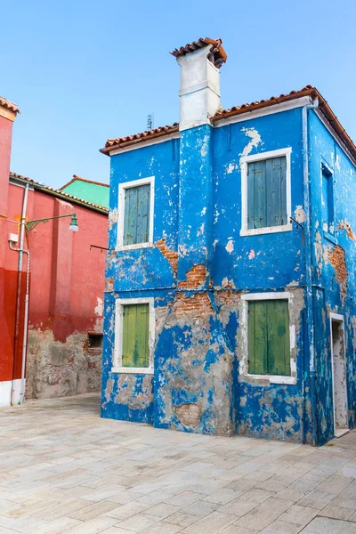 Casa azul velha com persianas de madeira fechadas — Fotografia de Stock