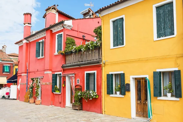 Red and yellow houses in Burano Island — Stock Photo, Image