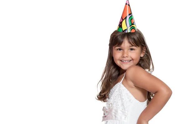 Menina sorridente com chapéu de papel isolado — Fotografia de Stock