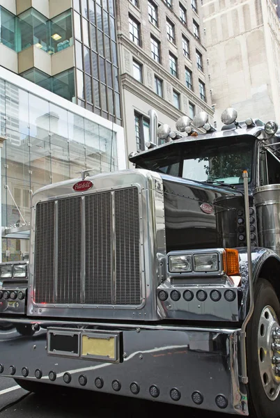 Camión Peterbilt en Manhattan —  Fotos de Stock