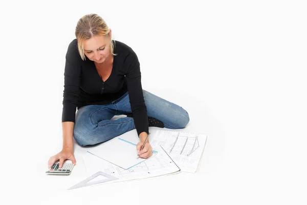 Mujer sentada sobre una distribución de una casa — Foto de Stock