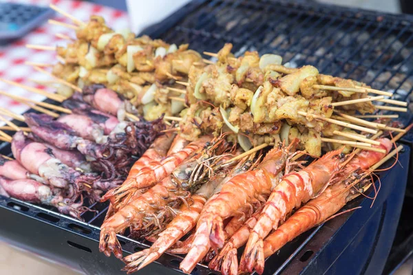 街头食品-侧视图的烧烤海鲜 — 图库照片