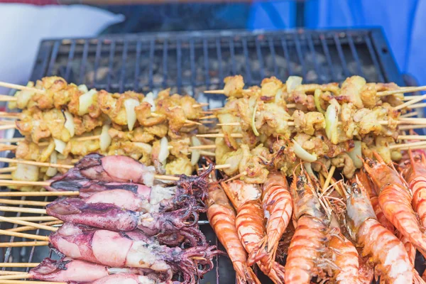 街头食品-前视图的烧烤海鲜 — 图库照片