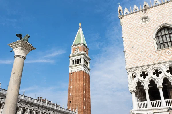 Dóžecího paláce, zvonice a sloupec v Benátkách (Itálie) — Stock fotografie