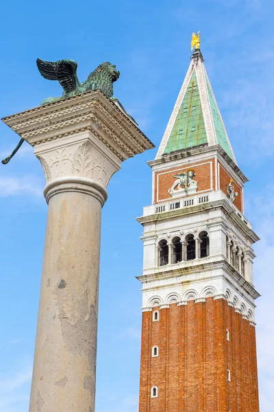 Campanile och kolumn i Markusplatsen (Venedig Italien) — Stockfoto