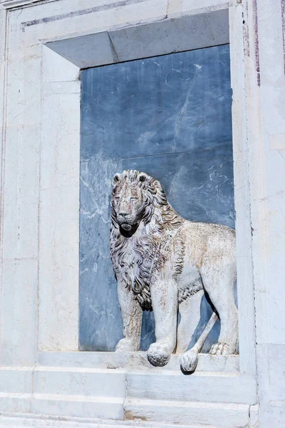 Löwenrelief an der Fassade (Venedig, Italien) — Stockfoto