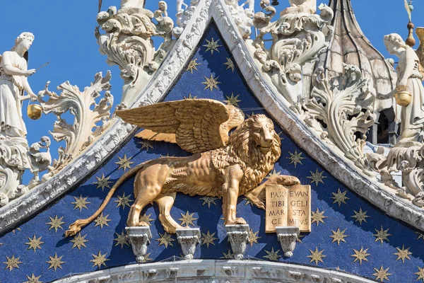 Vista de cerca de la estatua de león alado. Símbolo de Venecia . — Foto de Stock