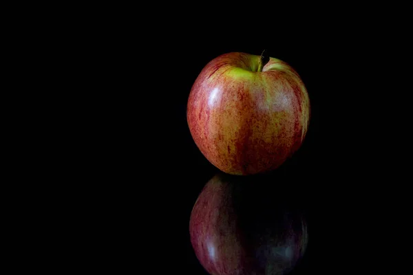 Отражение красного яблока на черном фоне — стоковое фото