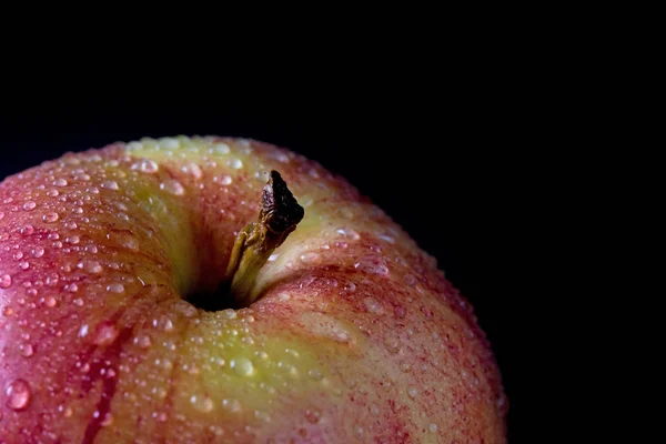 红红的苹果，用水的特写视图滴眼液 — 图库照片