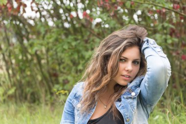 Çekici uzun saçlı genç kız saç el ile