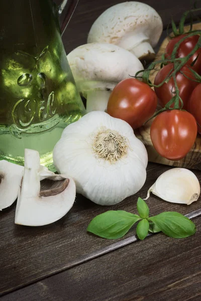 The garlic, tomatoes, mushrooms and basil vintage — Stock Photo, Image