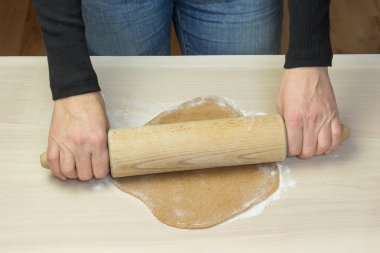 Ahşap oklavayla hamuru haddeleme 