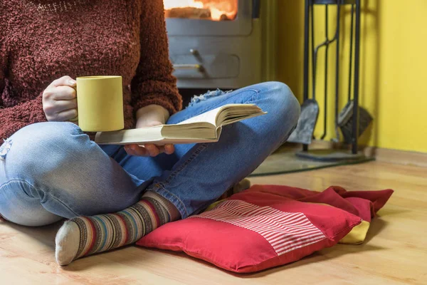 La mujer se relaja con un libro — Foto de Stock