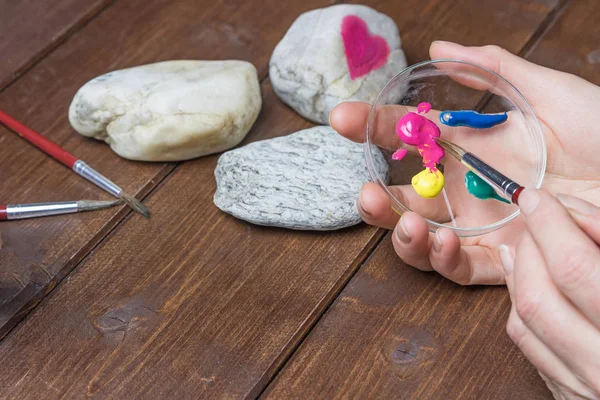 Borrar a cor antes de pintar em pedra — Fotografia de Stock
