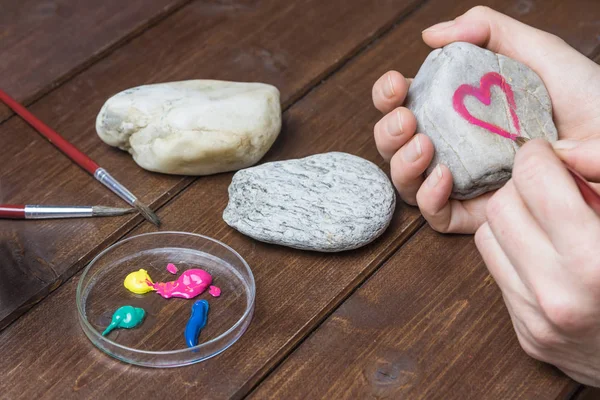 Drawing the red heart frame on stone — Stock Photo, Image