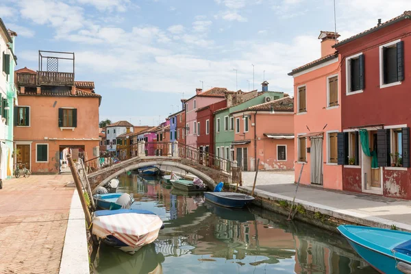 Tranquil scene of canal on the island of Burano — Stock Photo, Image