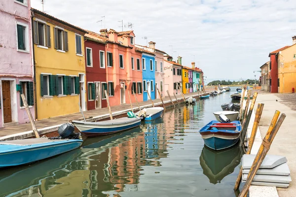 Bunte Häuser entlang des Kanals (burano, italien) — Stockfoto